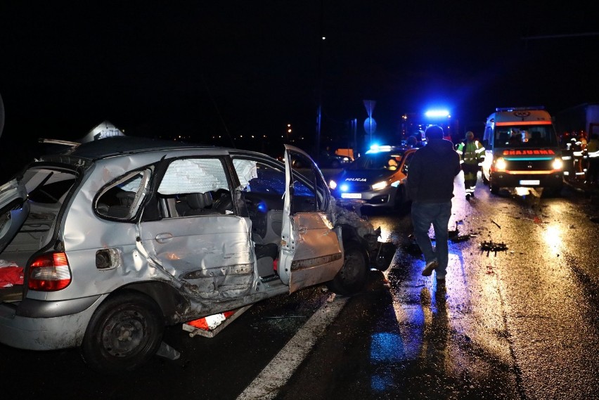 Wypadek w Twardosławicach na skrzyżowaniu z A1. Ciężarówka...