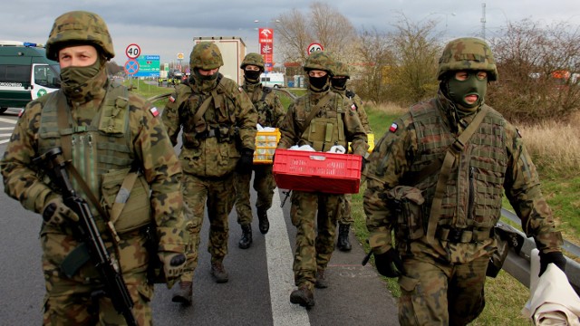 Lockdown w Polsce coraz bliżej. Co będzie zabronione podczas narodowej kwarantanny? Jakie kolejne dziedziny gospodarki zostaną zamknięte? Zobacz na kolejnych slajdach, posługując się klawiszami strzałek, myszką lub gestami.