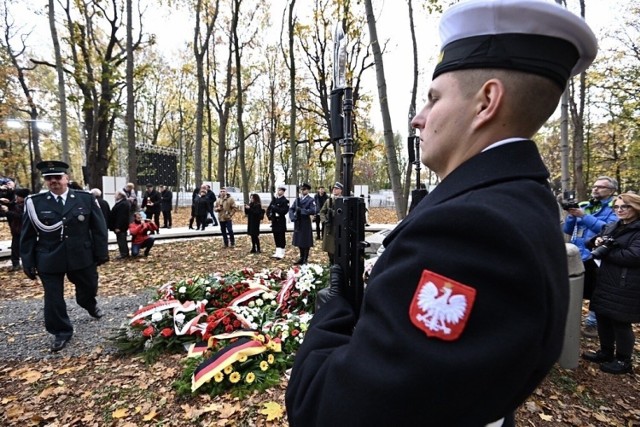 Pogrzeb żołnierzy poległych na Westerplatte. - Archeolodzy powinni kontynuować prace na Westerplatte. To jedyny sposób by odszukać i zidentyfikować wszystkich polskich żołnierzy poległych w obronie Wojskowej Składnicy Tranzytowej we wrześniu 1939 r - mówi prokurator Tomasz Jankowski, Naczelnik Oddziałowej Komisji Ścigania Zbrodni przeciwko Narodowi Polskiemu w Gdańsku, który prowadził proces identyfikacji polskich żołnierzy.