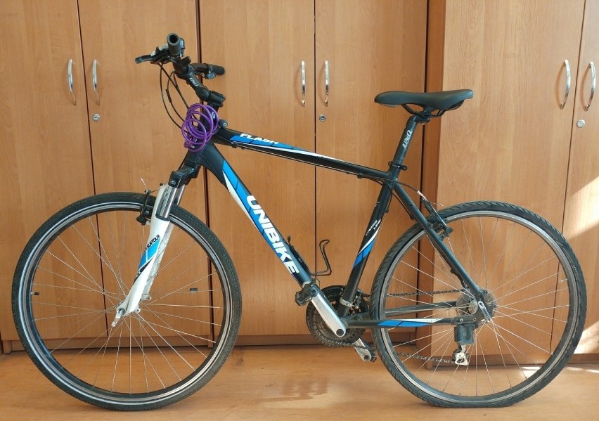 rower marki UNIBIKE koloru czarno-niebieskiego