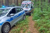 Koluszkowscy policjanci odnaleźli 63-letnią tomaszowiankę, która podczas zbierania jagód złamała nogę