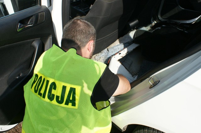 Policjanci dotarli do 12-letniej mieszkanki Ornety, która podając się za 4-letnie dziecko zadzwoniła na telefon alarmowy. Młoda mieszkanka miasta powiedziała operatorowi, że jej matka rodzi w łazience i potrzebuje pomocy. Zachowanie nastolatki postawiło na nogi kilkunastu policjantów. Jak później ustalili funkcjonariusze 12-latka zrobiła to dla żartu. Ze swojego zachowania będzie tłumaczyła się przed sądem rodzinnym i nieletnich.

W niedzielę wieczorem na telefon alarmowy Wojewódzkiego Centrum Pogotowia Ratunkowego zadzwoniła dziewczyna podając się za 4-letnią Oliwię. Dziecko poinformowało, że jej mama właśnie rodzi w łazience i potrzebuje pomocy.  W trakcie rozmowy dyspozytor pogotowia uzyskał tylko informację, że do zdarzenia doszło przy ulicy Kopernika w Ornecie. O całej sprawie została powiadomiona Policja. Na miejsce natychmiast został wysłany policyjny patrol. Policjanci nie mając dokładnego adresu sprawdzali po kolei wszystkie mieszkania i domy na tej ulicy. Funkcjonariusze sprawdzili również wszystkie rodziny, w których mogłoby przebywać dziecko odpowiadające wiekiem i imieniem dzwoniącego dziecka. Na terenie całego województwa zostały też sprawdzone szpitale i rozpytani lekarze ginekolodzy. Policjanci dotarli do nastolatki wczoraj po południu. Okazało się, że to nie 4-letnia Oliwia, a 12-letnia mieszkanka Ornety zadzwoniła na numer alarmowy. Jak później tłumaczyła policjantom całą sytuacje zmyśliła i zrobiła to dla żartu. Teraz jej zachowaniem zajmie się sąd rodzinny i nieletnich.

Policjanci apelują by informować swoje dzieci, że takie zachowanie jest wykroczeniem, za które może odpowiedzieć przed sądem. Ma to również inny aspekt. W takich sytuacjach liczy się każda sekunda. Wezwanie dla żartu służb może spowodować, że osoba, która tej pomocy potrzebuje w danej chwili, może otrzymać ją później.