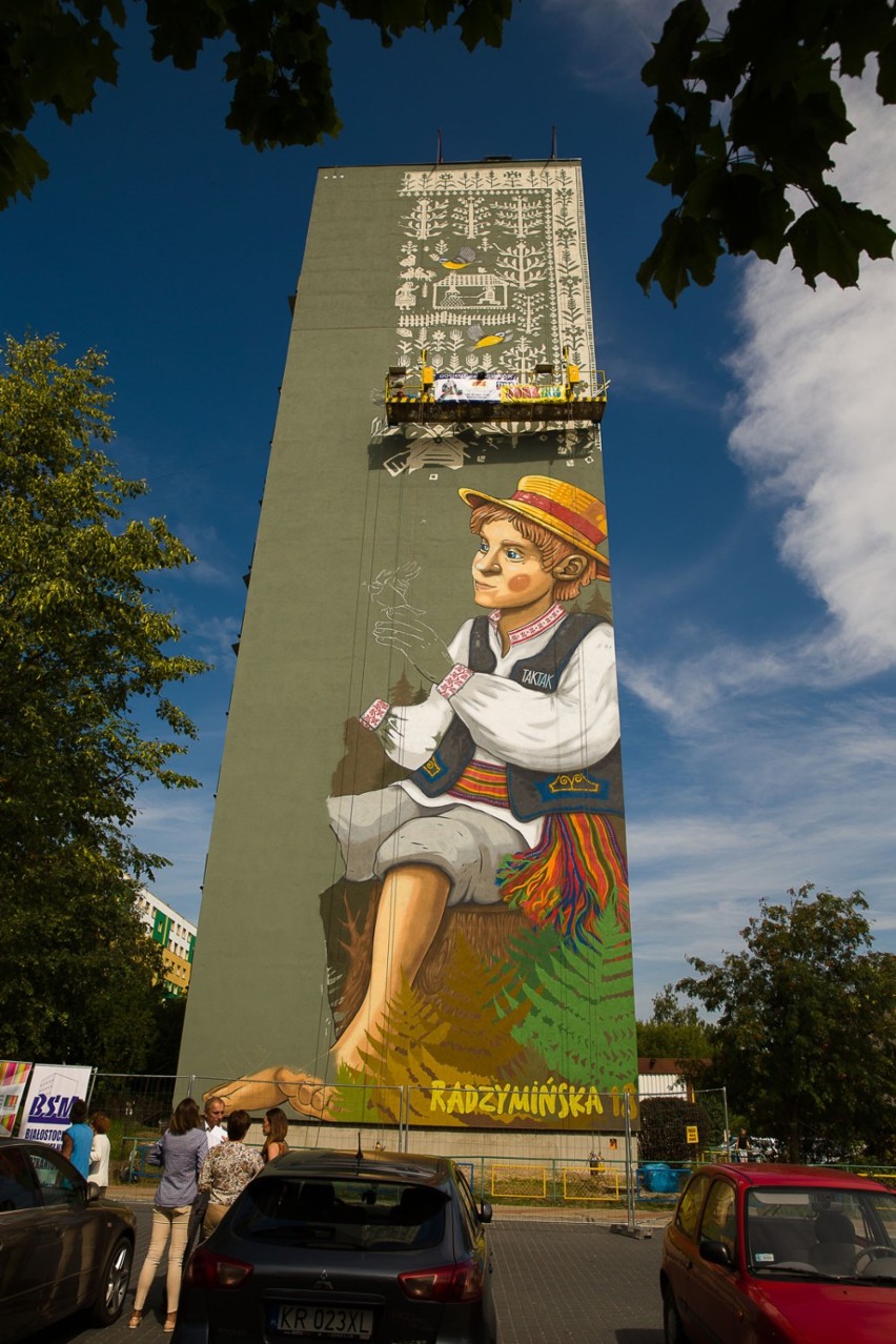 Chłopiec z dywanem. Nowy mural w Białymstoku (zdjęcia, wideo)