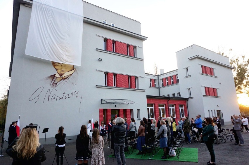 W jednej z częstochowskich szkół powstał mural na cześć patrona placówki