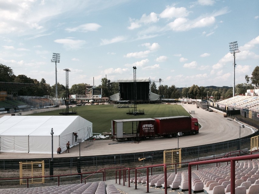 Na stadionie w Rybniku stanęła 90-tonowa scena. Zagra na niej Linkin Park