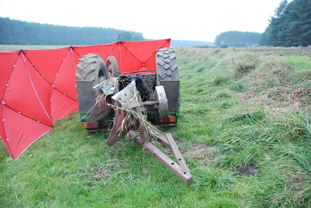 Śmierć na polu. W niedzielę 6 października doszło do tragicznego wypadku na polu w Nowej Świętej. Kierowca ciągnika, 51 letni mężczyzna przygnieciony ciężkim sprzętem rolniczym zmarł na miejscu.