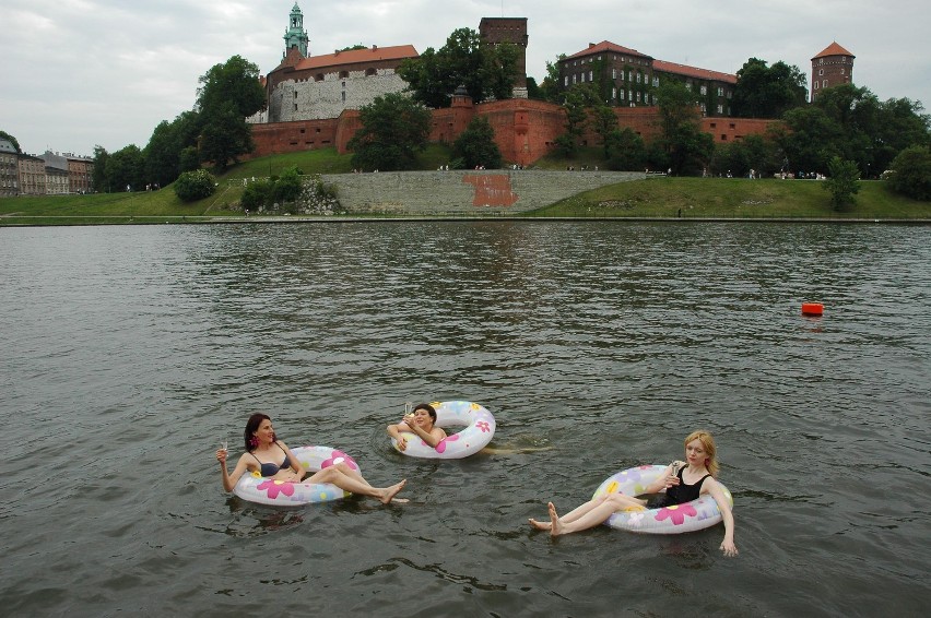 ArtBoom Festival: jak Cecylia Malik opłynie 6 rzek Krakowa [ZDJĘCIA]