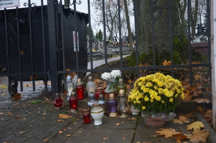 Zamknięty cmentarz w Bełchatowie, w Dzień Zaduszny, 2.11.2020. Znicze przed bramą