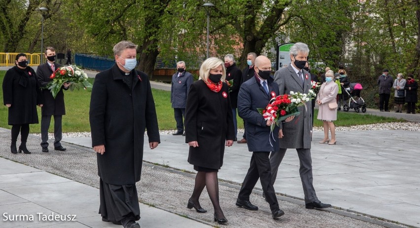 W Stargardzie, w 230. rocznicę uchwalenia Konstytucji 3 Maja, złożono kwiaty pod pomnikiem patriotycznym Stargardzianie Ojczyźnie. ZDJĘCIA