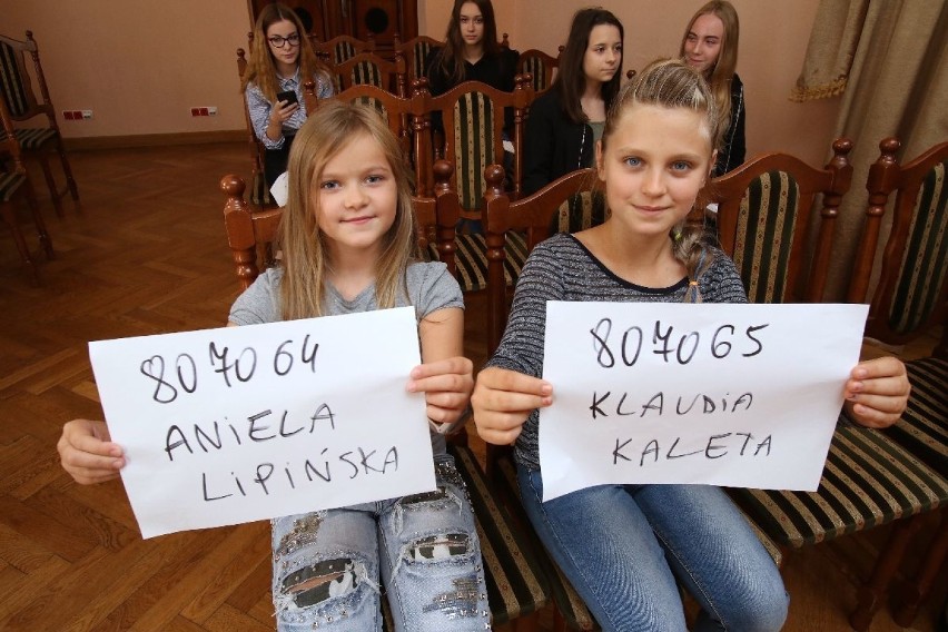 Od lewej ośmioletnia Aniela z Mójczy w gminie Daleszyce,...