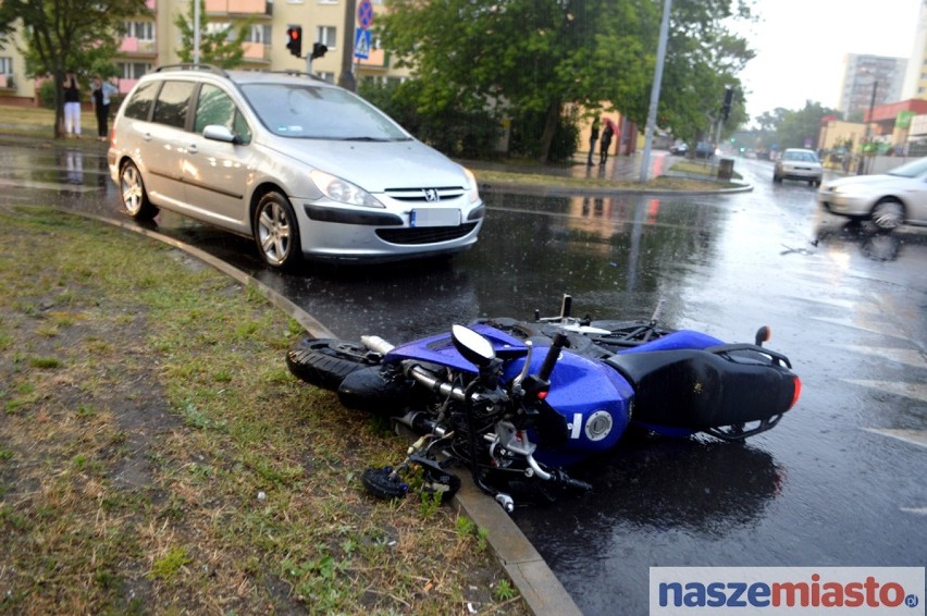 Wypadek na skrzyżowaniu Kaliska - Zbiegniewskiej. 2 osoby w szpitalu [WIDEO, ZDJĘCIA]