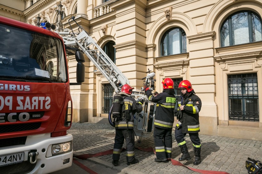 Ewakuacja widowni w Teatrze Słowackiego. Ćwiczenia strażaków w Krakowie [ZDJĘCIA, WIDEO]