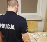 Saszetkę pełną pieniędzy znalazł na namysłowskim rynku jeden z mieszkańców. Zaniósł ją policjantom, a ci znaleźli właściciela