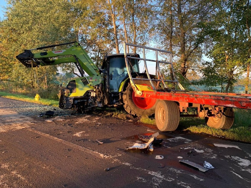 Zderzenie busa z ciągnikiem rolniczym na trasie Szamocin-Białośliwie