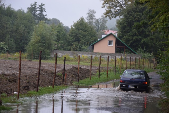 Już po jednodniowych opadach wody jest tyle, że kierowcy boją się o auta.