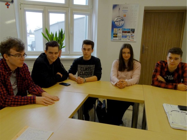 Uczniowie I LO przygotowują się do Sejmu Dzieci i Młodzieży. Byli u starosty zduńskowolskiego poznać funkcjonowanie powiatu