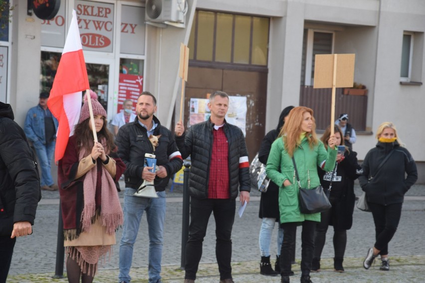 W Barwicach protestowali przeciwko obostrzeniom sanitarnym w czasie epidemii [zdjęcia]