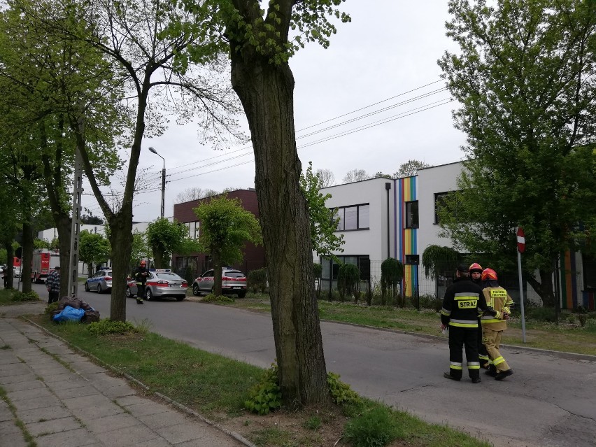 Alarm bombowy w prywatnej szkole i przedszkolu przy ul. Sosnowej w Tomaszowie [ZDJĘCIA]