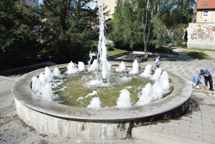 Oleśnicka fontanna powinna zostać wyremontowana? Mieszkańcy: woda leci nierównomiernie i tworzą się zacieki