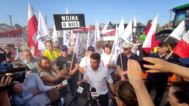 Wielki protest rolników w Srocku pod Piotrkowem. Na drogi wyjechało 150 traktorów, 20.07.2021