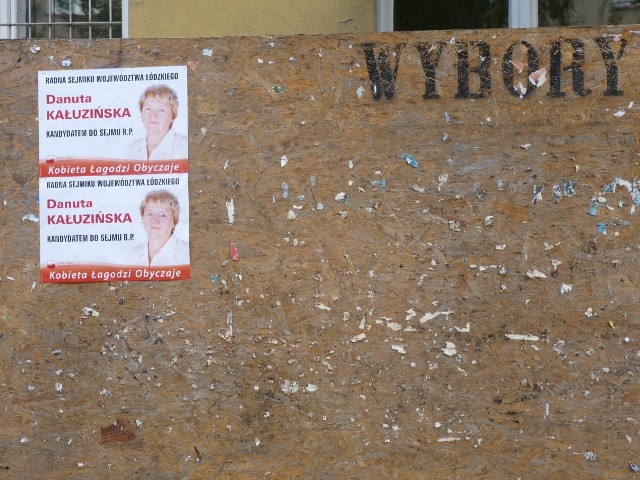 Na miejscu wyznaczonym przy starym szpitalu na razie nie ma zbyt wielu plakatów