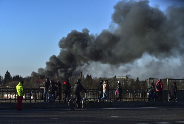 Rosjanie po raz kolejny atakowali cele na zachodzie Ukrainy. 18 marca ( na zdjęciu) rakiety spadły w rejonie lotniska we Lwowie