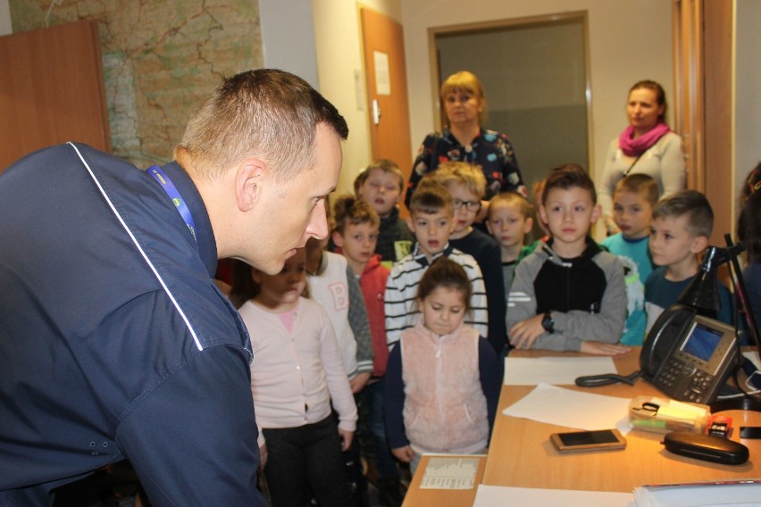 Uczniowie SP 5 z wizytą w Komendzie Powiatowej Policji w Lipnie [zdjęcia]