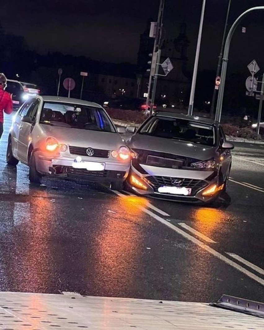 Wypadek z udziałem trzech aut na rondzie Grunwaldzkim w Krakowie