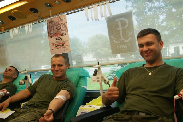 Podczas trwającej od lutego zbiórki krwi, żołnierzom z Wojsk Obrony Terytorialnej udało się zebrać 73 litry bezcennego leku.