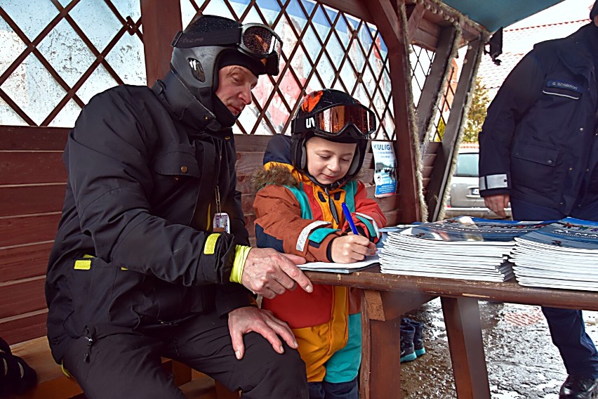 Gorliccy policjanci odwiedzili stację narciarską w Sękowej,...