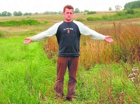 Maciej Soból z Kleszczewka porządkuje pole w pobliżu autostrady A-1 i zastanawia się, czy watro siać rośliny ozime. 	Fot. Arkadiusz Gancarz
