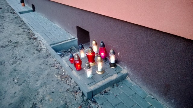 Zabójstwo w Mysłowicach. Na Armii Krajowej 10 mężczyzna zadźgał nożem sąsiadkę. Przed blokiem mieszkańcy palą znicze.