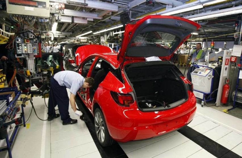 Opel sprzedany Francuzom. Co dalej z gliwicką fabryką?