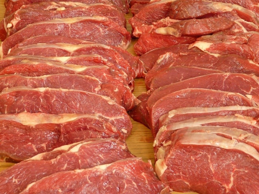 Mięso wieprzowe bez kości (schab) podrożało z 16,53 zł (kg)...