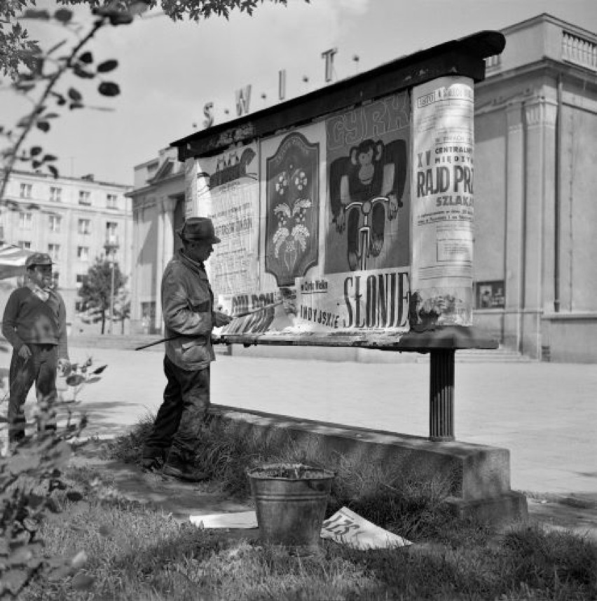 Nowa Huta, skwer przed kinem "Świt". Jest rok 1970 i plakaty...