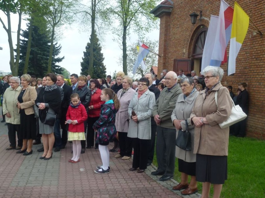 W Zdziechowie odsłonięto pomnik św. Jana Pawła II