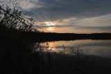 Zachód słońca nad jeziorem Obradowskim. Rezerwat przyrody w pow. parczewskim zachwyca swoim pięknem