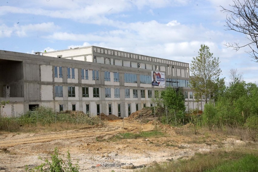 W Gniewomirowicach tuż za Legnicą w gminie Miłkowice powstaje szpital, aktualne zdjęcia