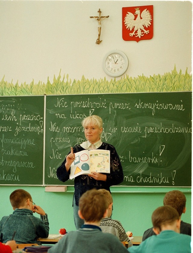 Nauczyciel litościwy

Oszczędzę ci chyba wrażeń związanych z przejściem do następnej klasy. 

Proszę, państwo sobie możecie pogadać, nie ma problemu. Ja sobie gazetę poczytam. I tak mi płacą. 

Boże! Jeszcze 5 minut do końca lekcji. Mi się już nie chce. Coś sobie poróbcie. 
 