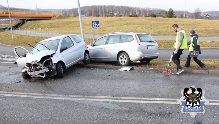 Dwa groźne wypadki w Wałbrzychu. Trzy osoby w szpitalu, zniszczone samochody [ZDJĘCIA] 