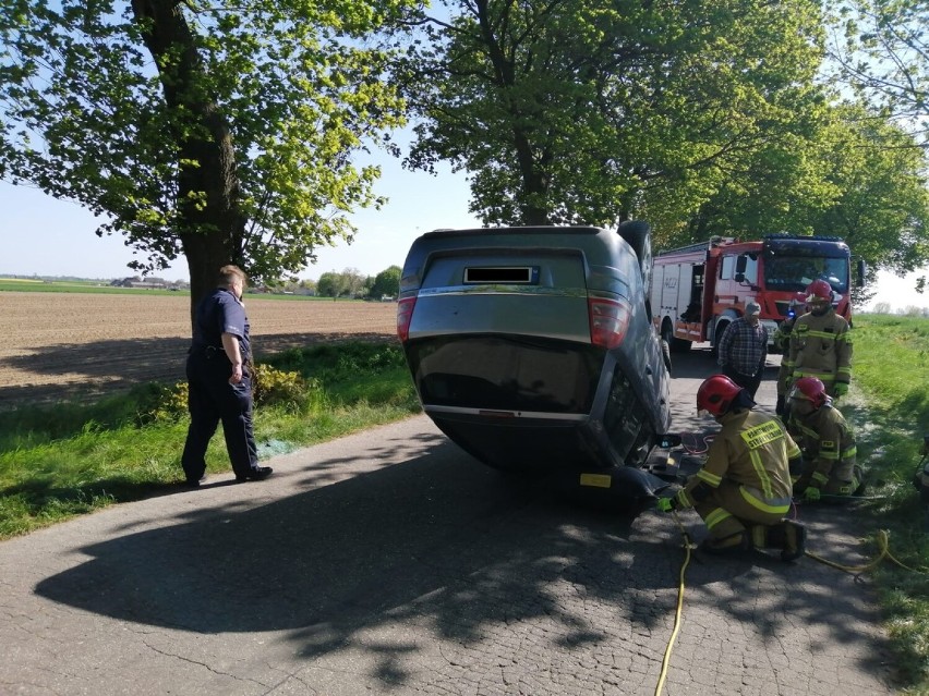 W swoje 48 urodziny upił się, wsiadł do auta, uderzył w drzewo i dachował. Za swoje zachowanie stanie przed sądem [zdjęcia] 