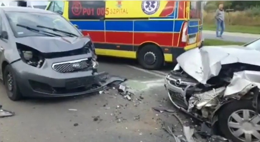 Gniezno. Na ul. Osiniec zderzyły się dwa samochody. Kierowca zasnął za kierownicą!