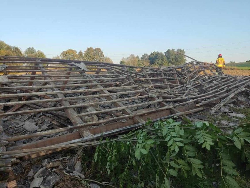 Akcja ratownicza pod Tarnowem. W Kobierzynie, w trakcie prac rozbiórkowych, zawaliła się stodoła. Jedna osoba została zabrana do szpitala