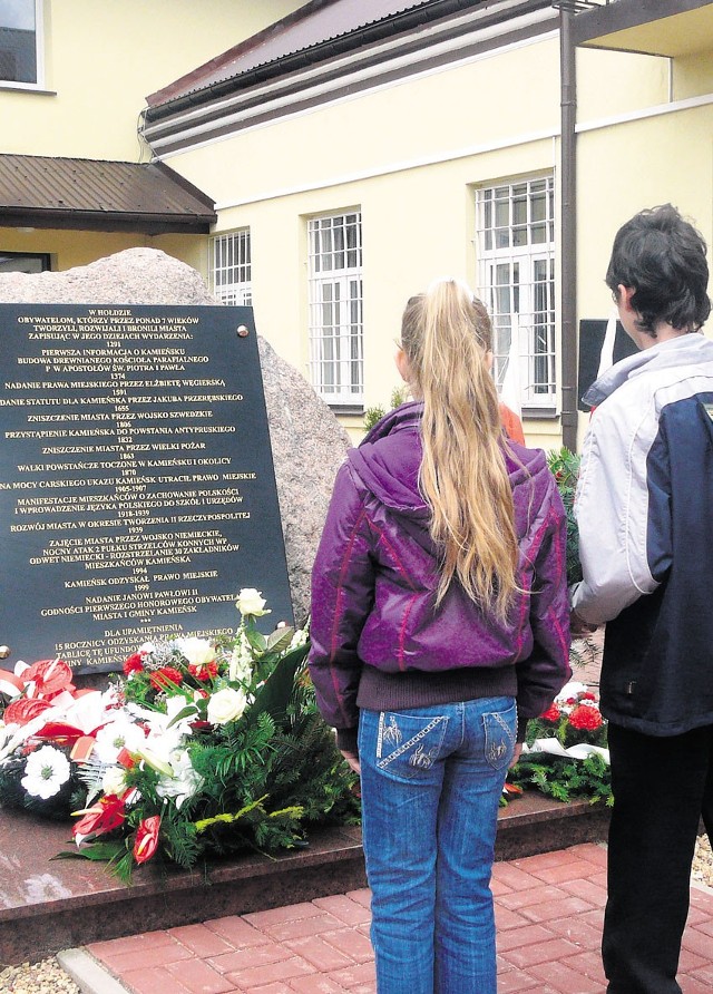 Kamień-obelisk znajduje się tuż przy kamieńskim urzędzie