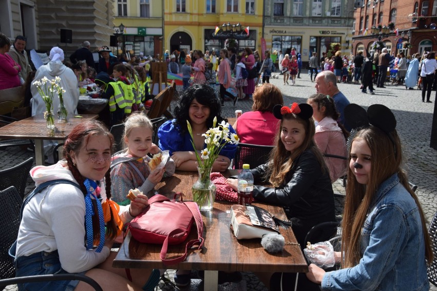 Korowód żywej książki na rynku w Świebodzinie