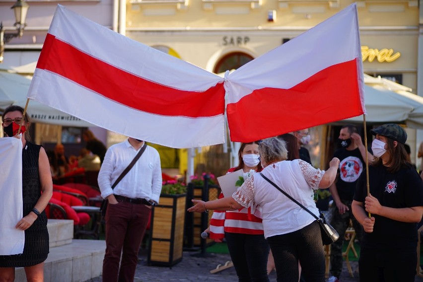 Protesty w Białorusi: rzeszowianie solidarni z naszymi sąsiadami. Manifestacja na Rynku