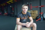 Cyprian Wieczorek to 18-letni zawodnik Amatorskiej Ligi MMA. Na swoim koncie ma już 56 wygranych walk. Trenuje w Świętochłowicach