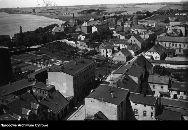 Opis mówi, że to zdjęcie Żnina i jeziora z lotu ptaka. Ale podejrzewamy, że fotografia została wykonana z wieży kościoła św. Floriana. Warto zauważyć, że zamiast Szkoły Podstawowej nr 1 są jeszcze ogródki, lub po prostu tereny zielone. Poza tym na fotografii są nieistniejące już budynki przy ul. 700-lecia i zburzony w czasie wojny hotel Smorowskich przy rynku. Młyn ma komin. Ulica Szpitalna, a więc dawna "Afryka" jeszcze bez domów.  Widać jedynie budynek zwany "Belwederem". Zupełnie pusty brzeg Małego jeziora. 
"Dodatek Literacko-Naukowy" nr 72 z 13.03.1939 r.