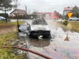 Szczucin. Samochód płonął jak pochodnia. W trakcie pożaru doszło do wybuchu butli z gazem LPG. Strażacy w akcji