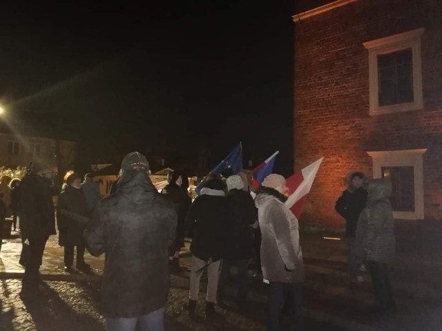 Ponad sto osób pojawiło się w niedzielę, 19 grudnia wieczorem w Sandomierzu, na proteście w obronie mediów „Veto! Wolne Media, Wolni Ludzie, Wolna Polska!”. Protestujący zebrali się przed Ratuszem na Starym Mieście i przeszli w kierunku Placu 3 Maja.